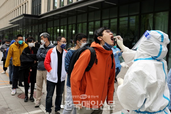 베이징 거리서 진행되는 코로나19 검사(사진제공/연합뉴스)