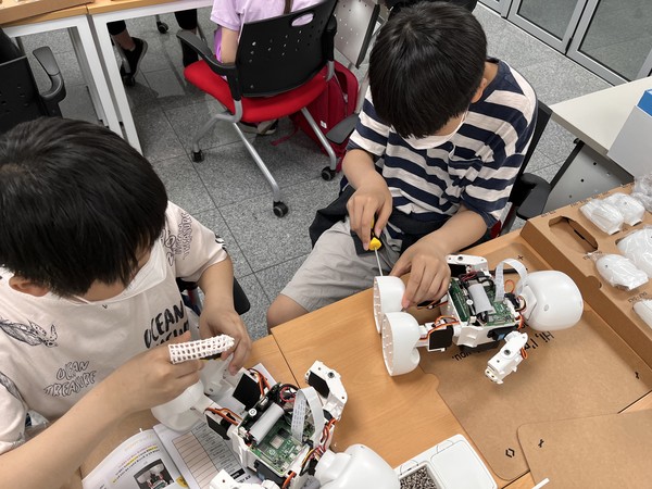 초등학생을 대상으로 AI로봇을 직접 조립해볼 수 있는 교육이 진행하고 있다. [동작구 제공]