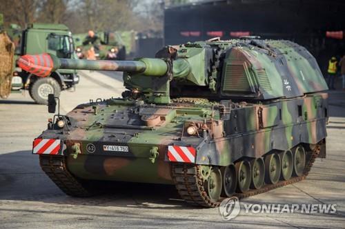 독일에서 우크라이나로 보내는 무기와 관련된 탱크 탑재 곡사포 /연합뉴스
