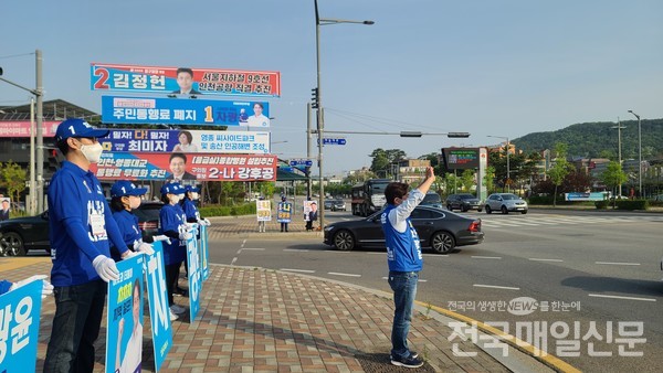 더불어민주당 차광윤 인천시의원 중구 제2선거구 후보가 선거운동을 하고 있다.