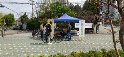 주민들이 자전거 이동수리센터에서 자전거를 점검하고 있다.[용산구 제공]
