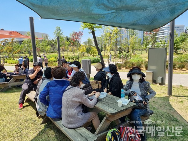 흑석체육센터는 ‘도심 속 자연 탐방 서울식물원 걷기’라는 이름으로 문화이벤트 를 진행했다.