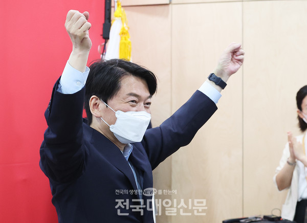 지지자들 향해 인사하는 안철수(사진제공/연합뉴스)