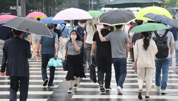 전국 장맛비가 내리고 있는 가운데 시민들이 우산을 쓰고 지나고 있다. 비스케치 (출처=연합뉴스)
