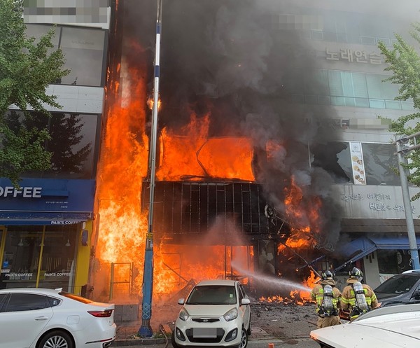 [속보]군산 화재, 수송동 5층 상가 건물서 불(사진=전북소방본부 제공)