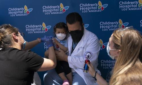 로스앤젤레스(LA) 아동병원에서 신종 코로나바이러스 감염증(코로나19) 백신을 맞는 어린이. [AP 연합뉴스]