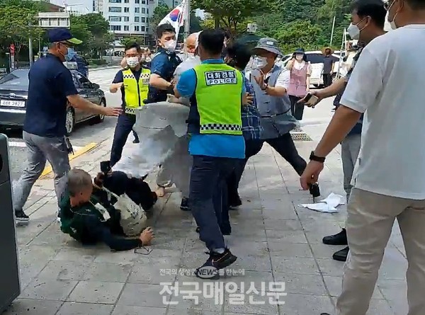 스님이 조계종 노조원에 '발길질' 폭행(사진제공/연합뉴스)