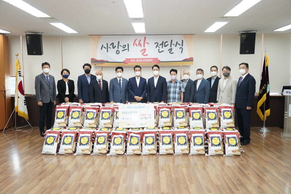 종암동교회연합회가 성북구에 사랑의 쌀을 기부했다. [성북구 제공] 추석 앞두고 사랑의 쌀 기부(220908)