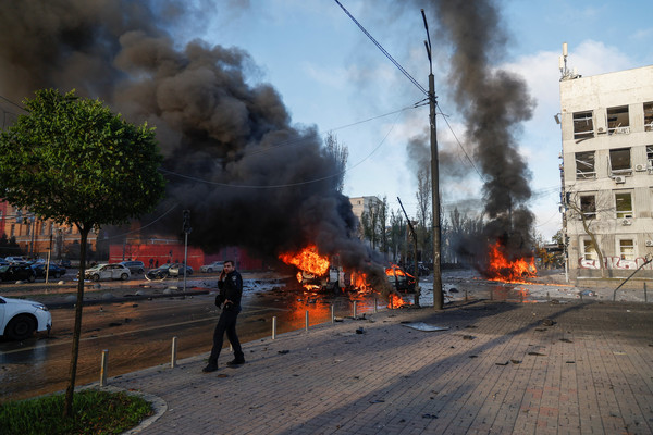 사진은 지난 10일(현지시간) 우크라이나 수도 키이우 시내에 러시아군의 미사일 공격으로 인한 화재가 발생하고 있는 모습. [키이우 로이터=연합뉴스]