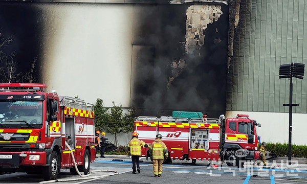 지난달 26일 대전 유성구 용산동 현대 프리미엄아울렛 화재로 사상자가 발생한 가운데 119 구조대원들이 실종자 수색에 나서고 있다.