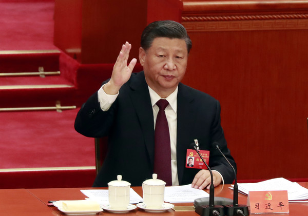 시진핑 중국 국가 주석이 22일 베이징 인민대회당에서 열린 중국 공산당 제20차 전국대표대회(당대회) 폐막식에서 당장 수정안 투표를 위해 손을 들고 있다. [베이징=연합뉴스]