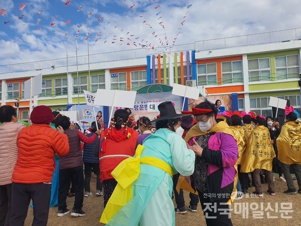 전남 무안군 망운면민의날 행사가 19일 망운초등학교 운동장에서 성황리에 개최됐다.