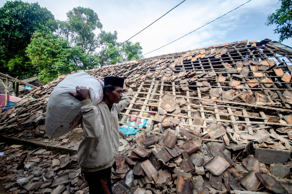 인도네시아 서자바주 치안주르의 한 주민이 22일(현지시간) 이 지역에서 전날 발생한 규모 5.6의 강진으로 파손된 집을 지나가고 있다. 서자바주 정부는 이번 지진으로 162명이 사망했다고 밝혔다. [치안주르 신화=연합뉴스]