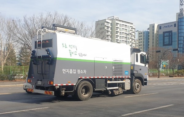 서울 마포구 먼지흡입청소차량이 미세먼지 저감을 위해 도로 먼지 흡입 작업을 하고 있다.[마포구 제공]