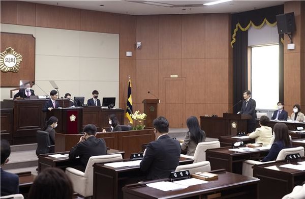 김성주 의원이 전성수 서초구청장(오른쪽 서있는 사람)을 상대로 질문과 답변을 이어가고 있다. [서초구의회 제공]