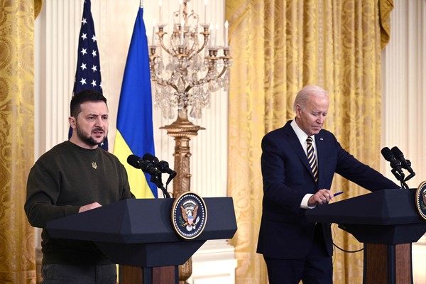 조 바이든 미국 대통령(오른쪽)과 볼로디미르 젤렌스키 우크라이나 대통령 [워싱턴 AFP=연합뉴스]