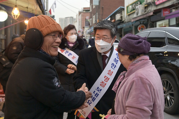 김길성 서울 중구청장(가운데)이 17일 백학시장을 방문해 상인들과 명절 인사를 나누고 있다[중구 제공]