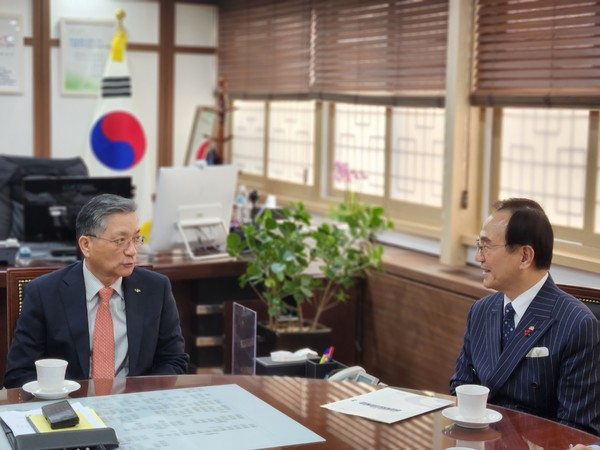 박상돈 천안시장은 전날 한국토지주택공사 방문해 이한준 사장을 만나 지역 핵심현안을 건의했다. [천안시 제공]