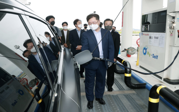 박일준 산업통상자원부 2차관이 지난해 8월29일 인천공항(제2터미널) 수소충전소를 방문해 수소차를 충전하고 있다. [산업통장자원부 제공]