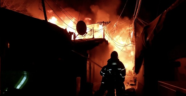 20일 오전 화재가 발생한 서울 강남구 개포동 구룡마을 4구역에서 소방대원들이 진화 작업을 벌이고 있다. [소방청 제공]