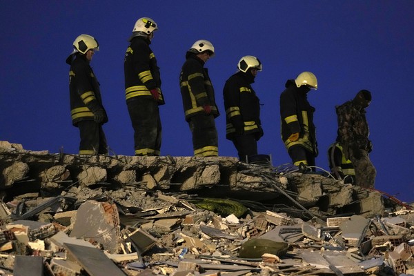 8일(현지시간) 소방관들이 강진으로 무너진 튀르키예 남동부 가지안테프 건물 잔해 속에서 매몰된 사람들을 찾고 있다. [가지안테프 AP=연합뉴스]