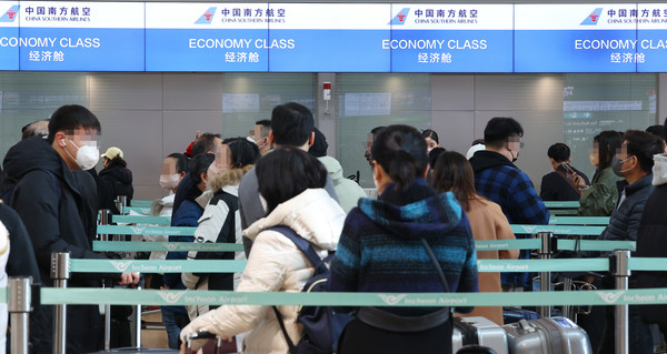 지난 14일 오후 인천국제공항 제1여객터미널 출국장에서 중국행 탑승자들이 탑승수속을 기다리고 있다. [연합뉴스]