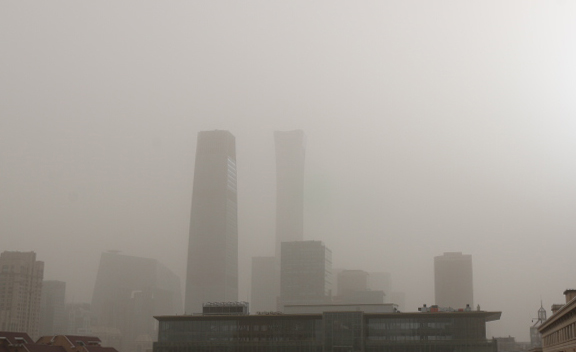 22일 오전 중국 베이징에 황사 황색경보가 내려진 가운데 베이징 시내 주요 건물이 황사로 인해 형체가 흐릿하게 보인다. [베이징=연합뉴스]