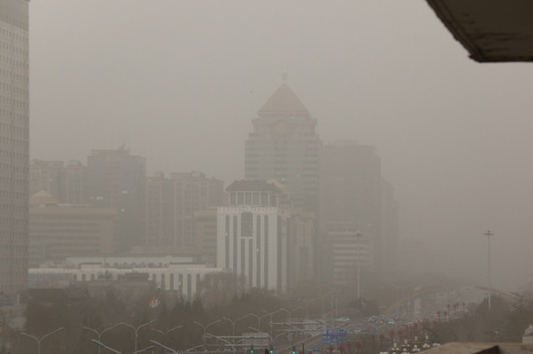 22일 오전 중국 베이징에 황사 황색경보가 내려진 가운데 베이징 시내 주요 건물이 황사로 인해 형체가 흐릿하게 보인다. [베이징=연합뉴스]