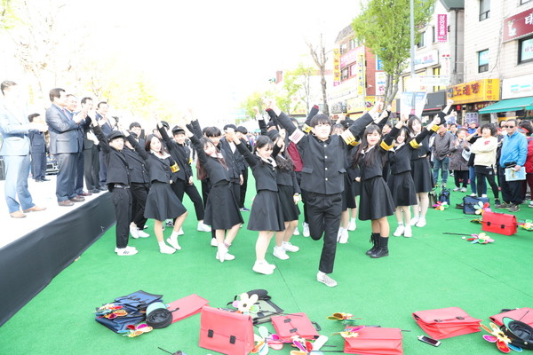 4·19혁명 국민문화제 거리재현 퍼레이드 중 퍼포먼스를 선보이는 학생들. [강북구 제공]