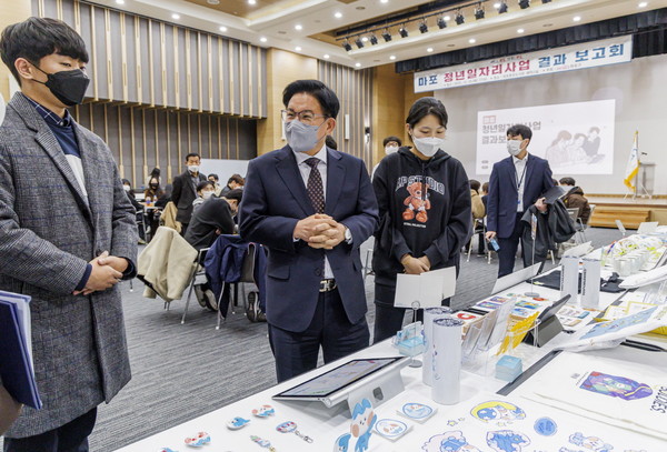 서울 마포구는 '2023년 청년도전 지원사업'을 추진한다. 박강수 마포구청장(왼쪽 두 번째)이 청년일자리사업 결과보고회에서 대화하고 있다.[마포구 제공]