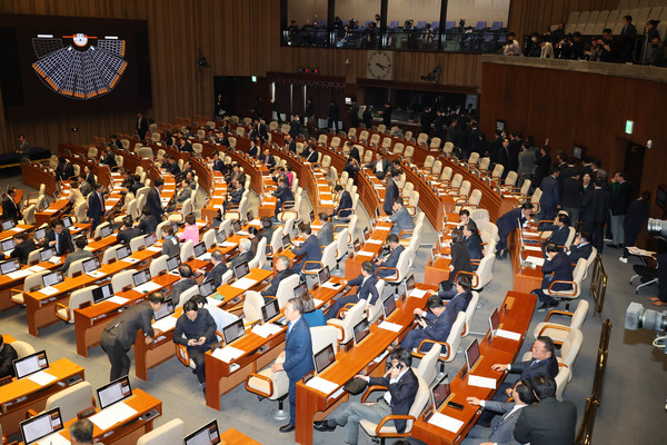 13일 오후 열린 국회 본회의에서 여야 의원들이 양곡관리법 재의안에 대해 무기명으로 투표하고 있다. [연합뉴스]