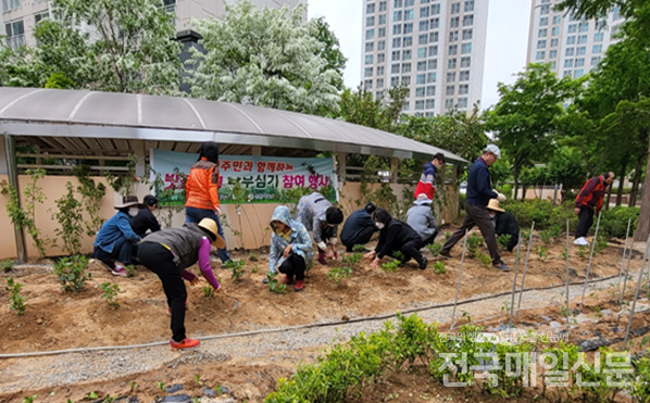 광주광역시 광산구 신완마을 휴먼시아6단지는 최근 주민들과 함께 나무심기 행사를 진행했다.