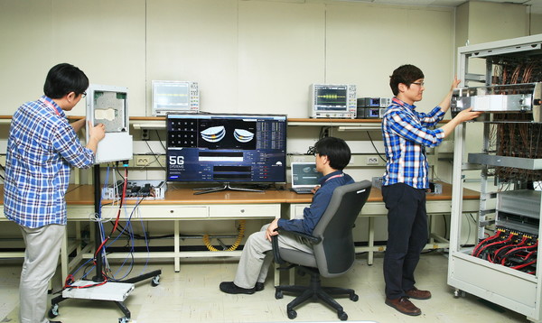 삼성전자 수원 디지털시티 DMC연구소 연구원들이 5세대(5G) 이동통신 환경에서 데이터를 송·수신을 할 수 있는 핵심 기술을 시연하고 있다. [삼성뉴스룸 코리아 제공]