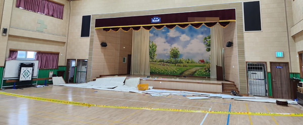 지난 12일 낮 전남 여수시 문수동 한 초등학교 체육관에 무너진 천장 내부 구조물이 흩어져 있다. [연합뉴스]