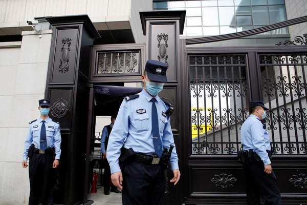 제3중급인민법원 밖에서 경찰관들이 감시하고 있다. [로이터=연합뉴스 자료사진]
