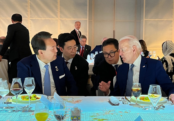 윤석열 대통령이 20일 오후 일본 히로시마 그랜드 프린스 호텔에서 열린 G7 정상회의 친교 만찬에서 조 바이든 미국 대통령과 대화하고 있다. [대통령실 제공]