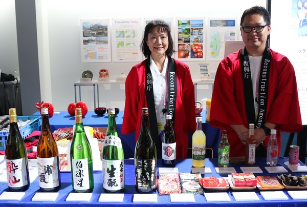 주요 7개국(G7) 정상회의가 열리고 있는 일본 히로시마의 미디어센터에서 19일 부흥청 관계자들이 후쿠시마현 등 동일본대지진 피해 지역의 술과 음식을 홍보하고 있다. [히로시마=연합뉴스]