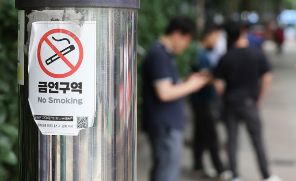 지난달 31일 서울 종로구 금연 구역 인근골목에서 시민들이 담배를 피우고 있다. [연합뉴스]