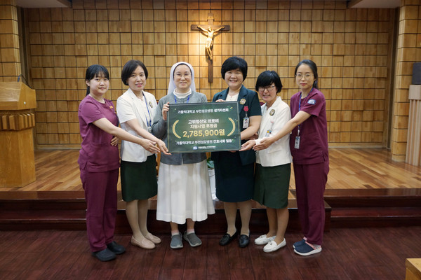 가톨릭대학교 부천성모병원 간호사회가 고위험산모 의료비 기부금을 전달하고 있다. [부천성모병원 제공]