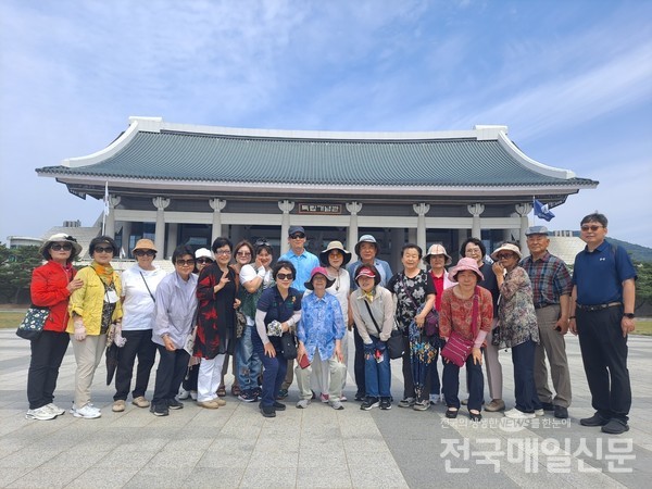 경기 고양시 증산동 증산공원에서 국학기공을 연마하는 고양시협회 회원 40여 명은 18일 독립기념관을 견학했다.
