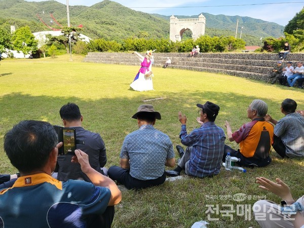 (사)한국예총 보성지회가 주최·주관하고 보성군이 후원한 지역명소 활용 콘서트 공연이 최근 전남 보성군 문덕면 소재 조각 공원 야외무대에서 펼쳐졌다.