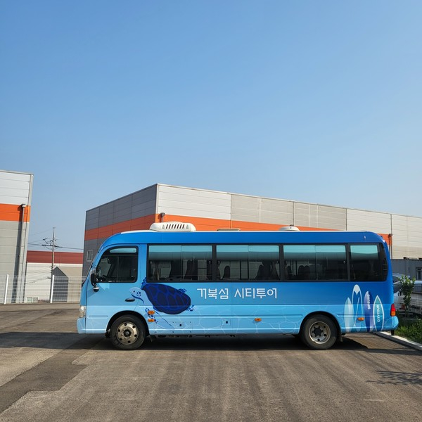경기 시흥시는 21일부터 매일 10시에서 18시까지 거북섬 주요 관광지를 순환하는 ‘거북섬 순환 시티투어버스’를 시범 운영한다. [시흥시 제공]