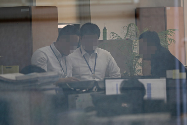 인천경찰청 수사관들이 23일 오전 인천 서구청 한 부서 사무실에서 압수수색을 벌이고 있다. [연합뉴스]