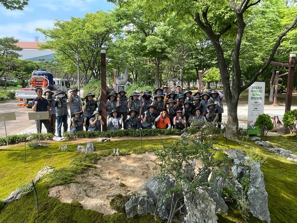 부천 시민정원사 6기 교육생들이 부천중앙공원에서 탄소흡수원 조성을 마친 뒤 기념사진을 촬영하고 있다.[부천시 제공]