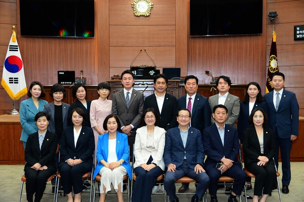 서울 동작구의회는 지난해 7월 ‘신뢰받는 의회, 행복한 동작구민’이라는 슬로건을 내걸고 힘차게 출발한 가운데 올해 7월 제9대 개원 1주년을 맞이했다.[동작구의회 제공]
