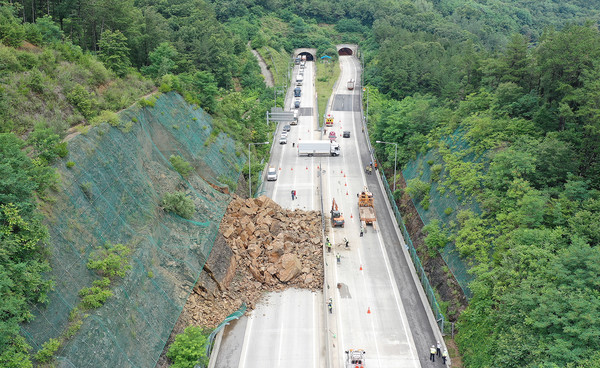 5일 오전 대구 군위군 상주-영천고속도로 하행선 불로터널 인근에서 산사태가 발생해 돌무더기가 고속도로로 쏟아져 내려 있다. [연합뉴스]