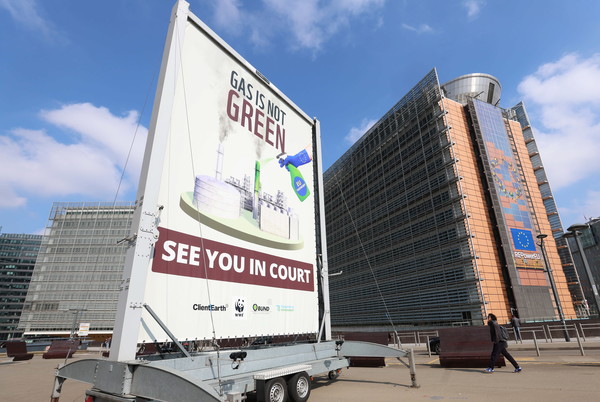 유럽연합(EU) 집행부 건물 인근에 세워진 국제환경단체 그린피스의 그린워싱 비판 광고. [EPA=연합뉴스 자료사진]