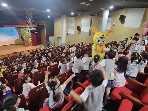 지난 4일 강북구 200명의 어린이들이 강북구육아종합지원센터 공연장에서  ‘생명사랑 어린이 인형극-우리 모두 소중해’를 관람하고 있다.[강북구 제공]