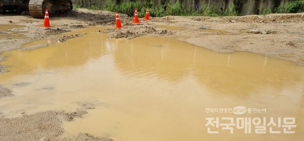 SK건설 취수원 공사현장의 토사 등 남한강으로 유실 현장.
