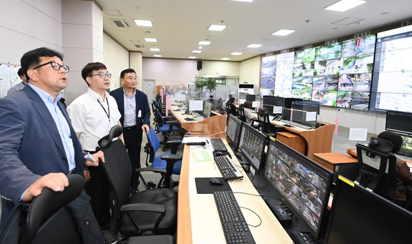 김현수 경기 수원시 제1부시장이 도시안전통합센터를 점검하고 있다. [수원시 제공]